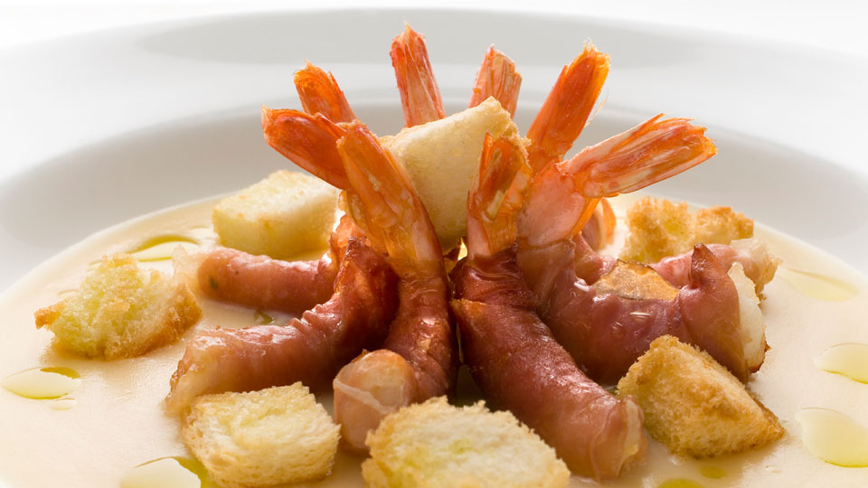 Garnelenschwänze mit Prosciutto di San Daniele auf Kartoffelcreme mit Knoblaucharoma