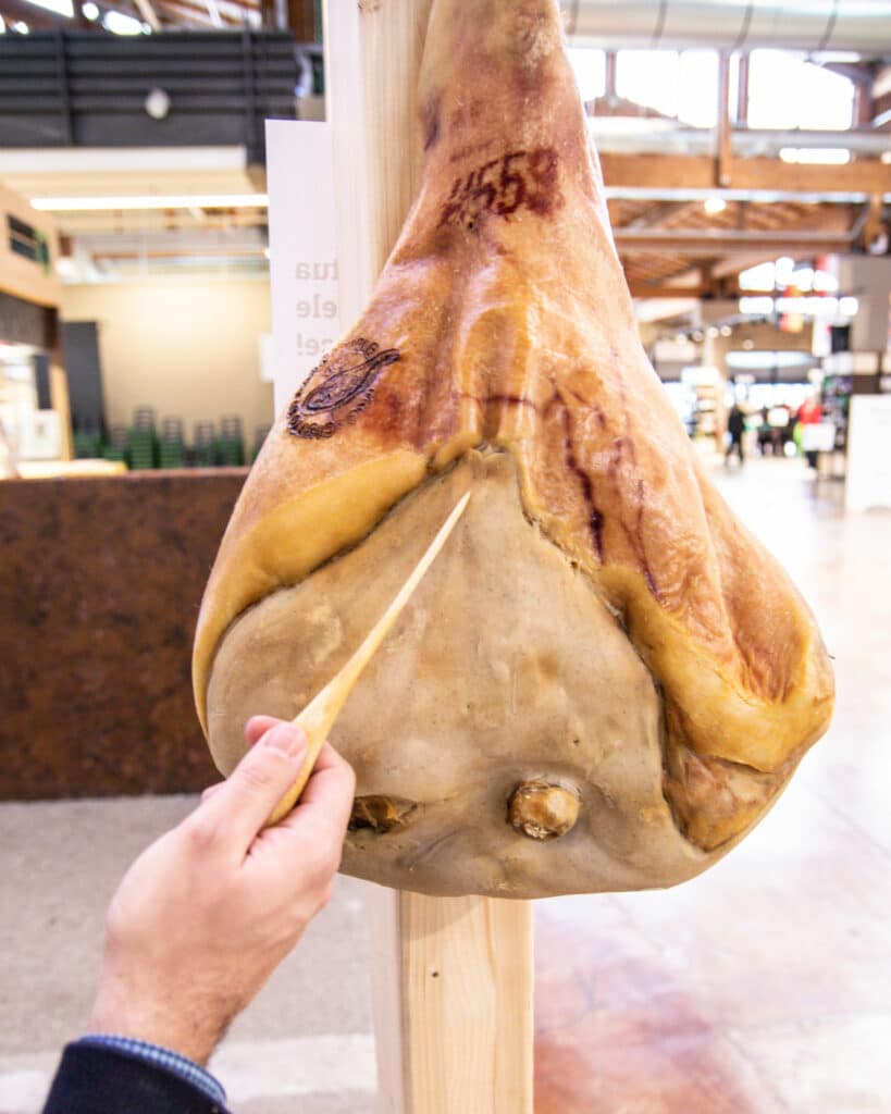 Prosciutto di San Daniele durante la puntatura