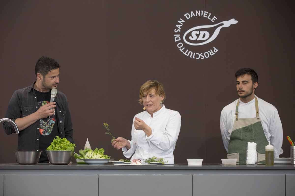 Antonia Klugmann durante lo showcooking alla festa del prosciutto Aria di Festa