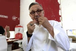 Bruno Barbieri mangia una fetta di Prosciutto Crudo di San Daniele