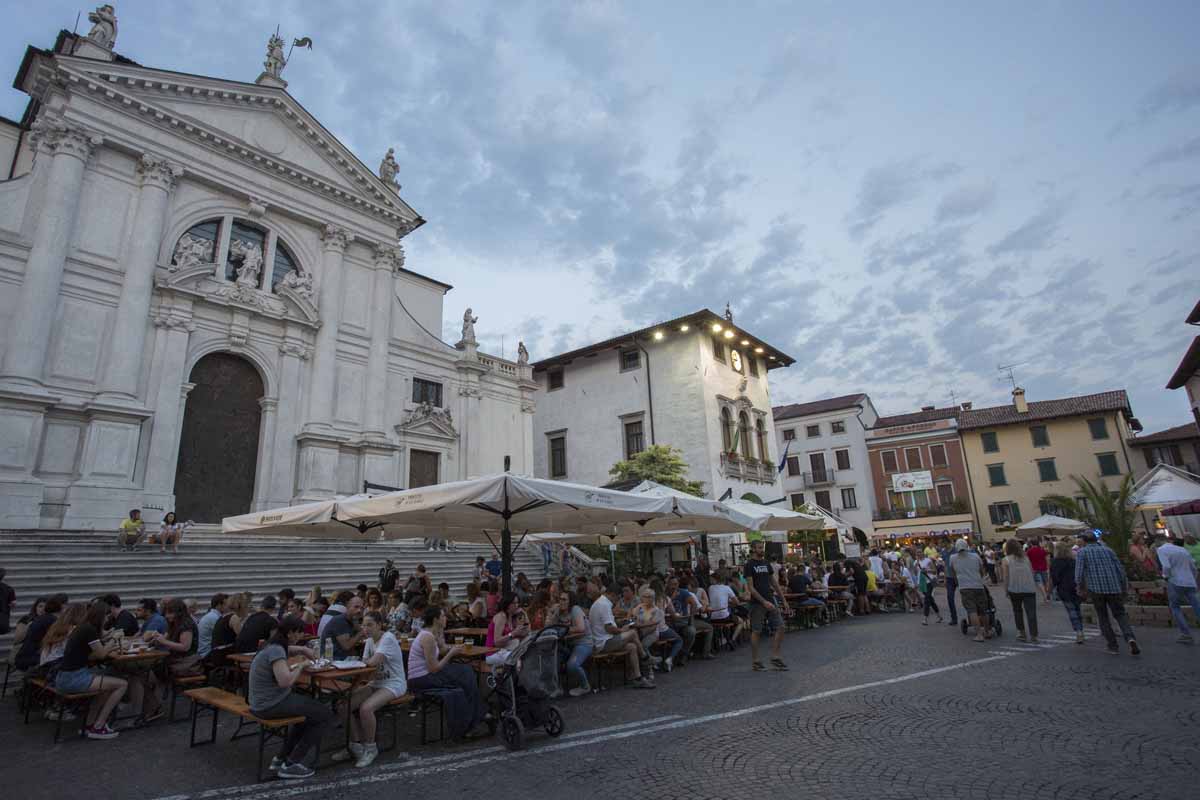 La piazza di San Daniele del Friuli durante la festa del prosciutto