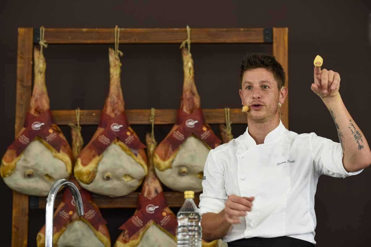 Simone Finetti durante la festa del prosciutto di San Daniele