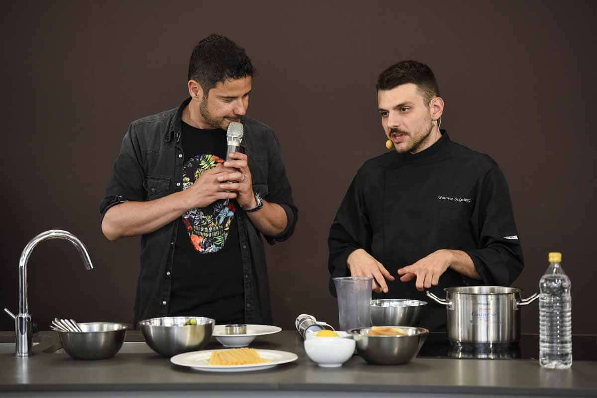 Simone Scipioni prepara una ricetta con il Prosciutto crudo di San Daniele