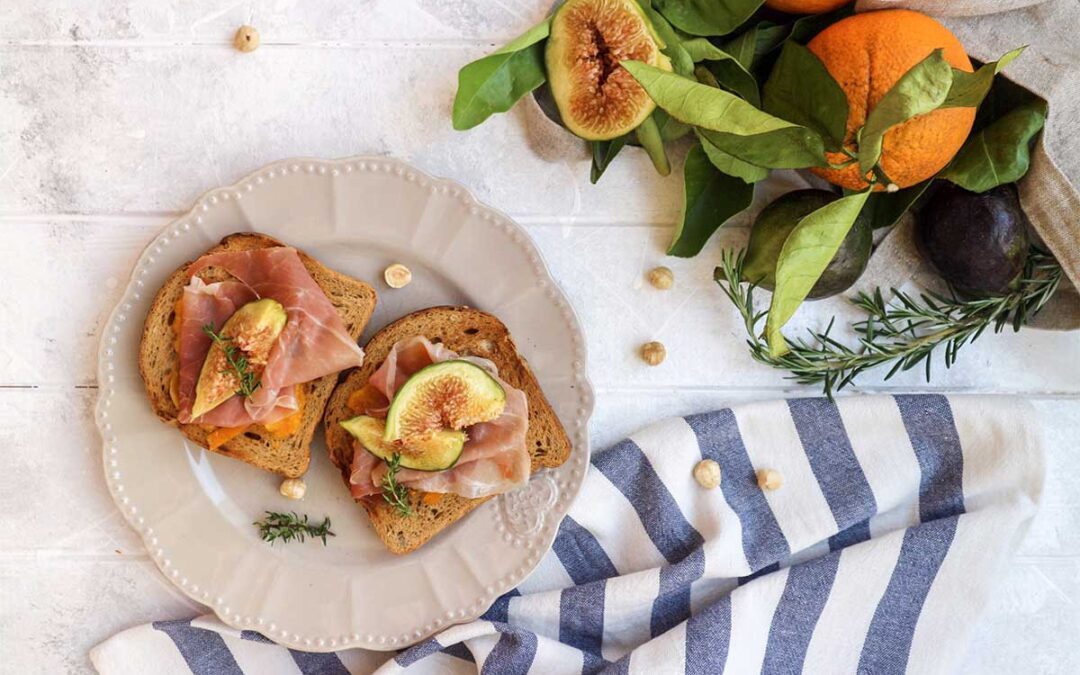 Pane di segale con prosciutto, fichi e marmellata