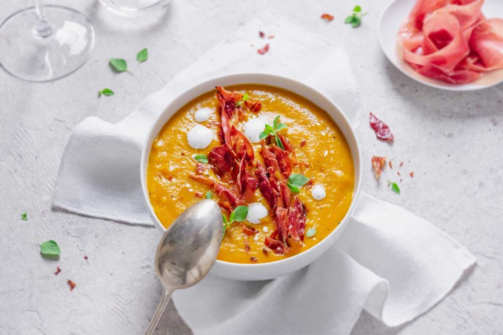 Würzige kürbiscremesuppe mit knusprigem San Daniele Schinken