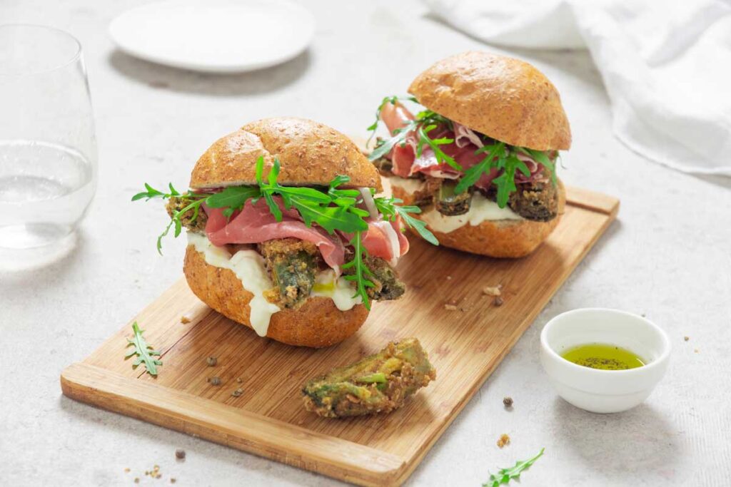 Panino gourmet con carciofi fritti e Prosciutto crudo di San Daniele