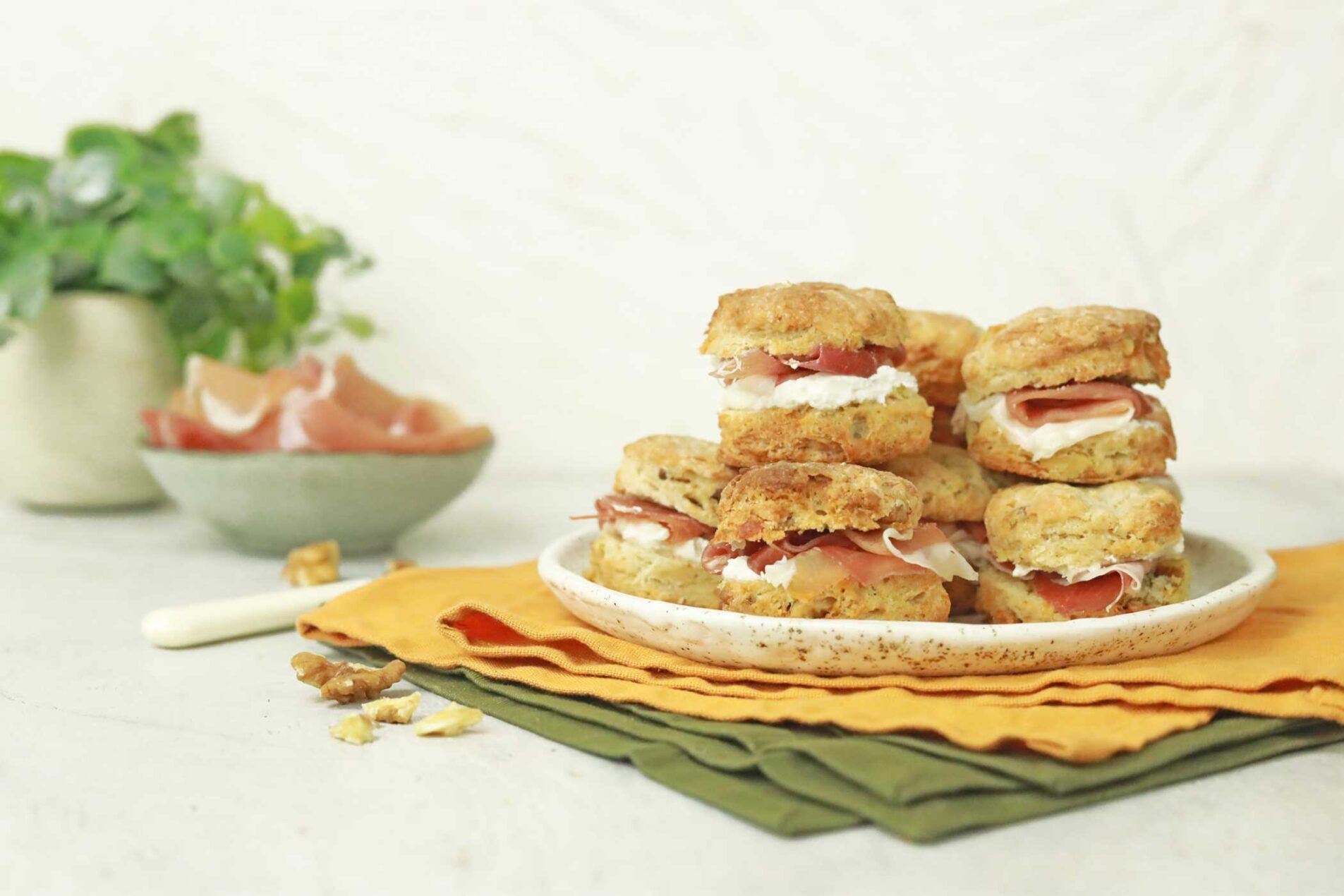 Scones salati noci, caprino e Prosciutto di San Daniele