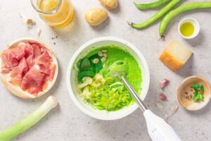 Preparazione della vellutata di fave fresche