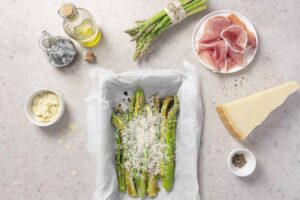 Coprire gli asparagi con il parmigiano