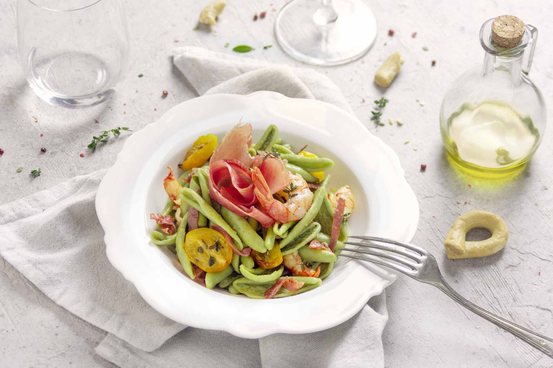 Pasta con gamberi, pomodorini gialli e Prosciutto di San Daniele