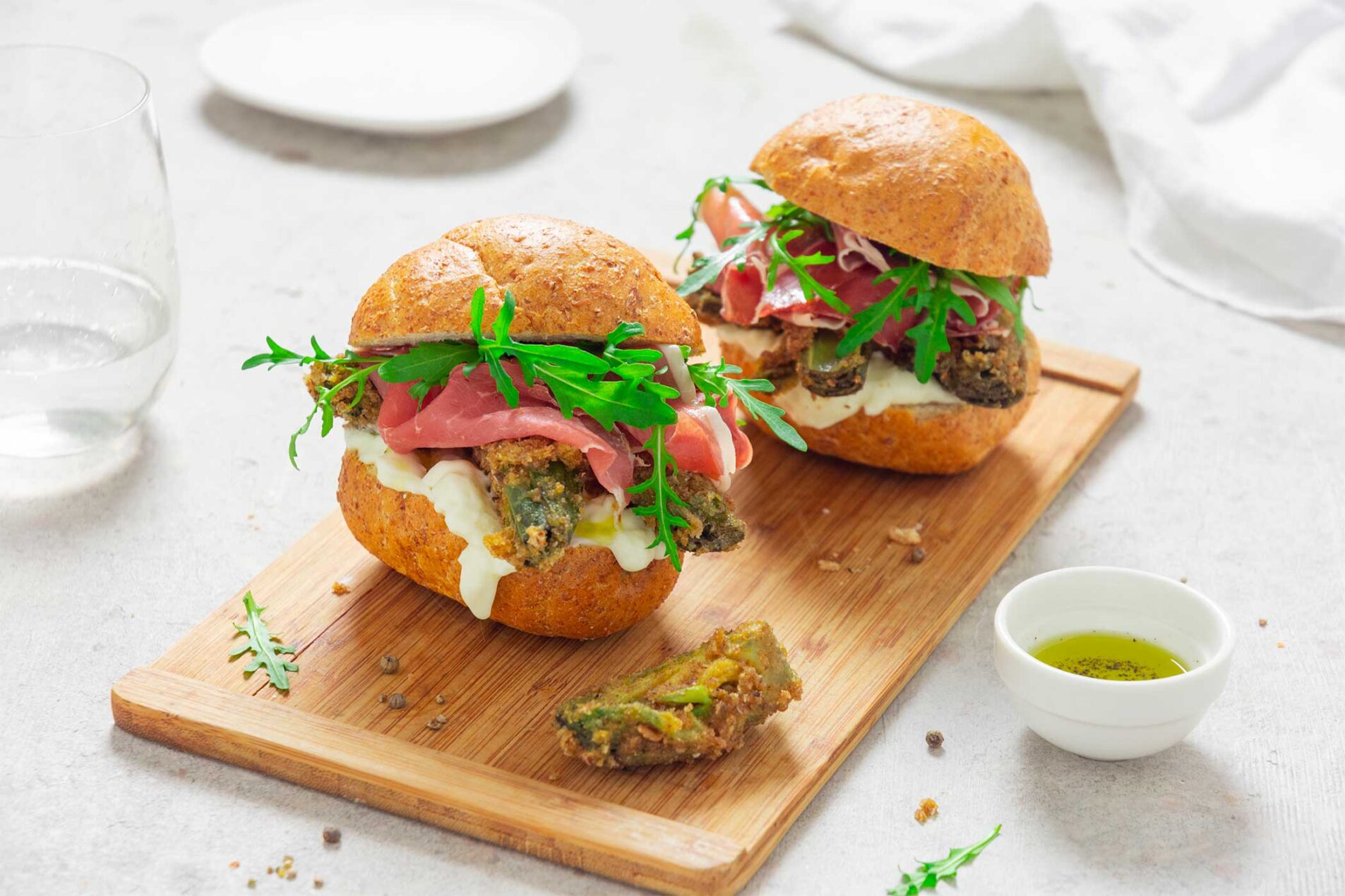 Gourmet-brötchen mit frittierten artischocken und San Daniele Schinken