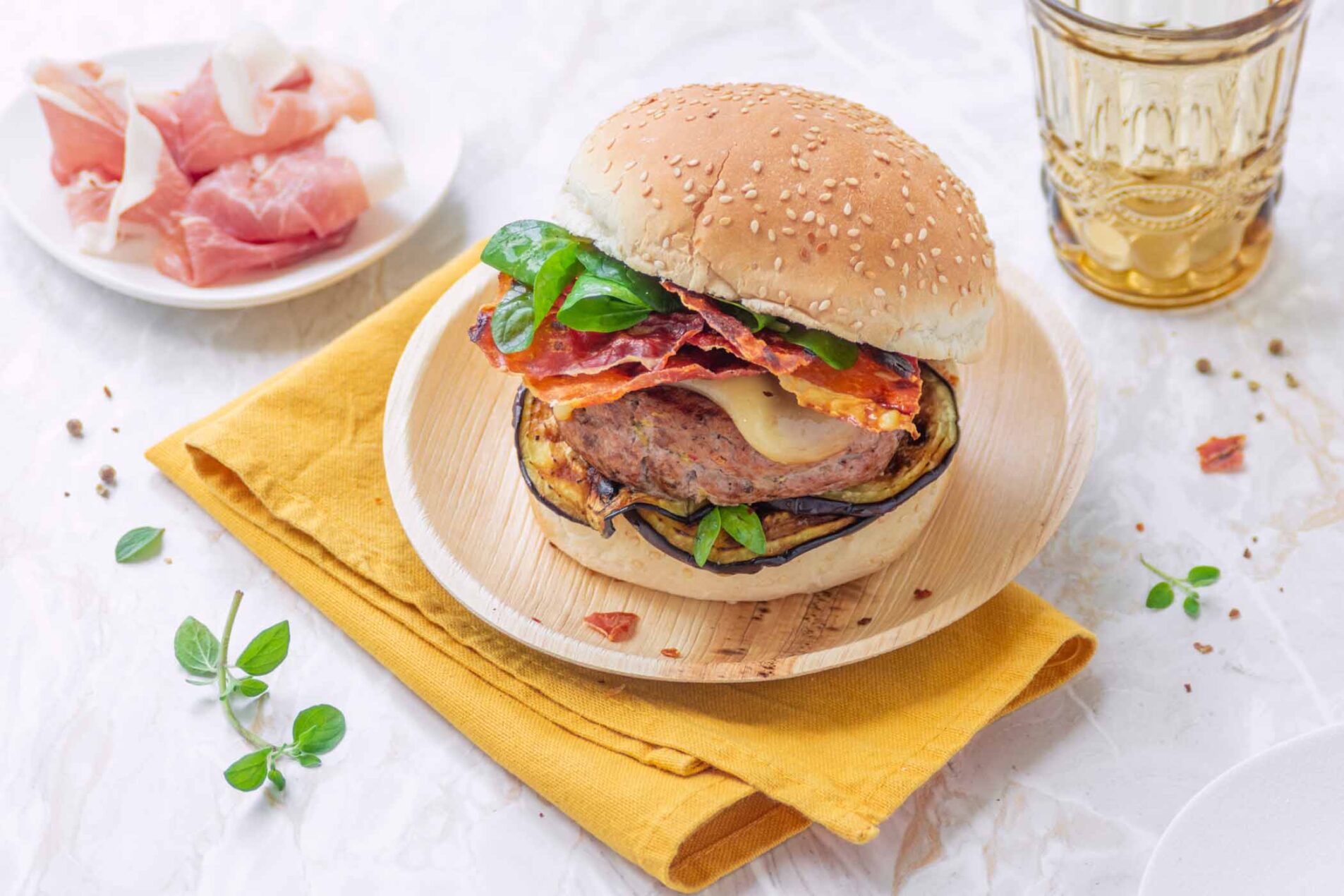 Burger di vitello con Prosciutto di San Daniele croccante e melanzane grigliate