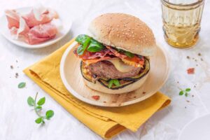 Ricetta del burger di vitello con prosciutto crudo di San Daniele croccante e melanzane grigliate