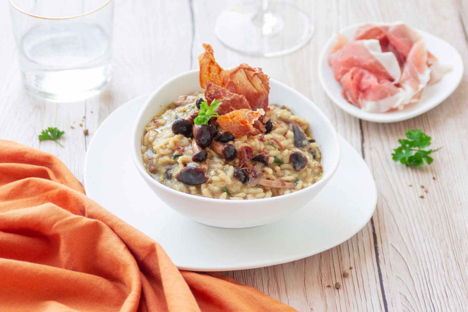 Risotto ai funghi con Prosciutto di San Daniele, aglio nero e prezzemolo –