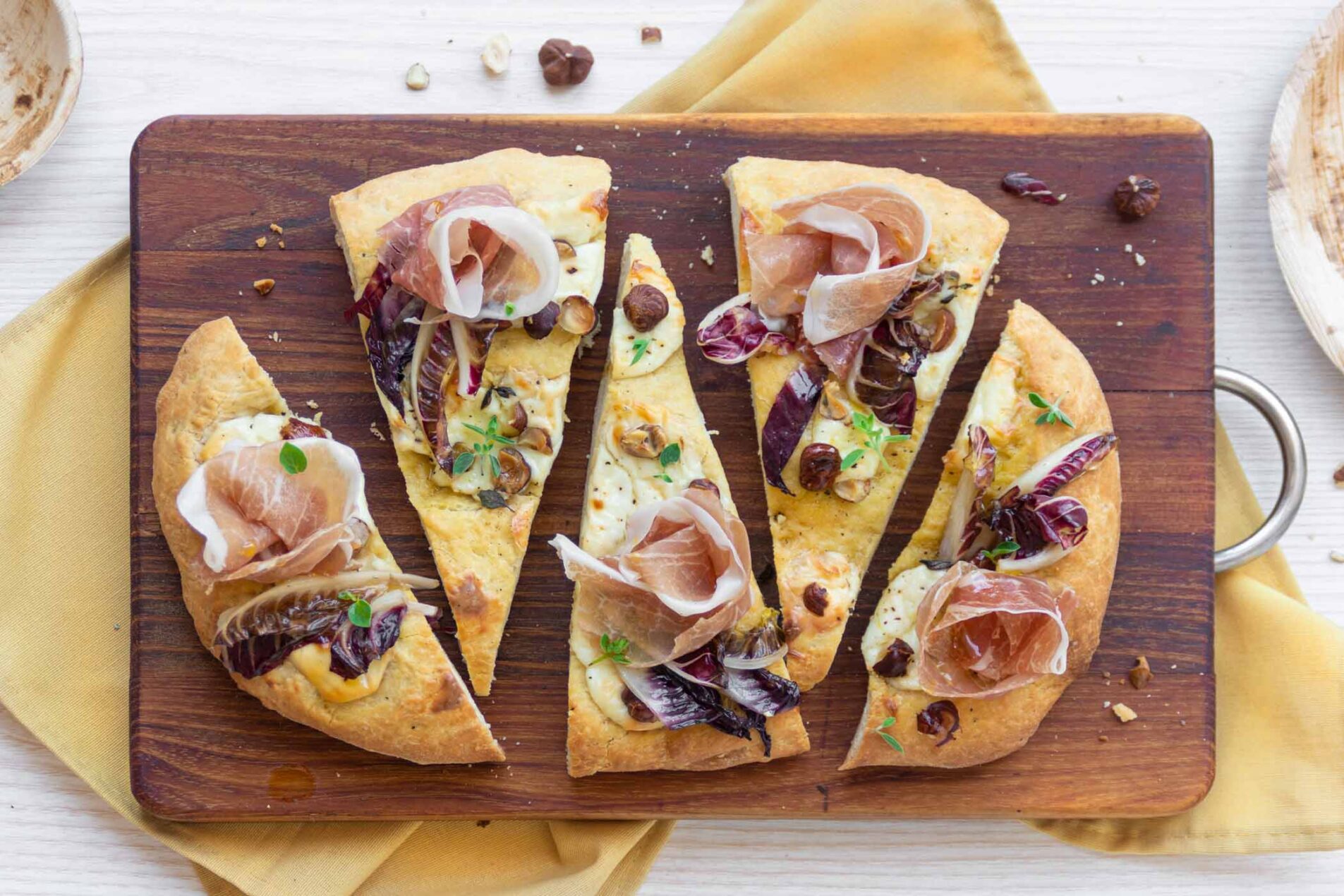 Focaccia con radicchio, Prosciutto di San Daniele, stracchino e nocciole