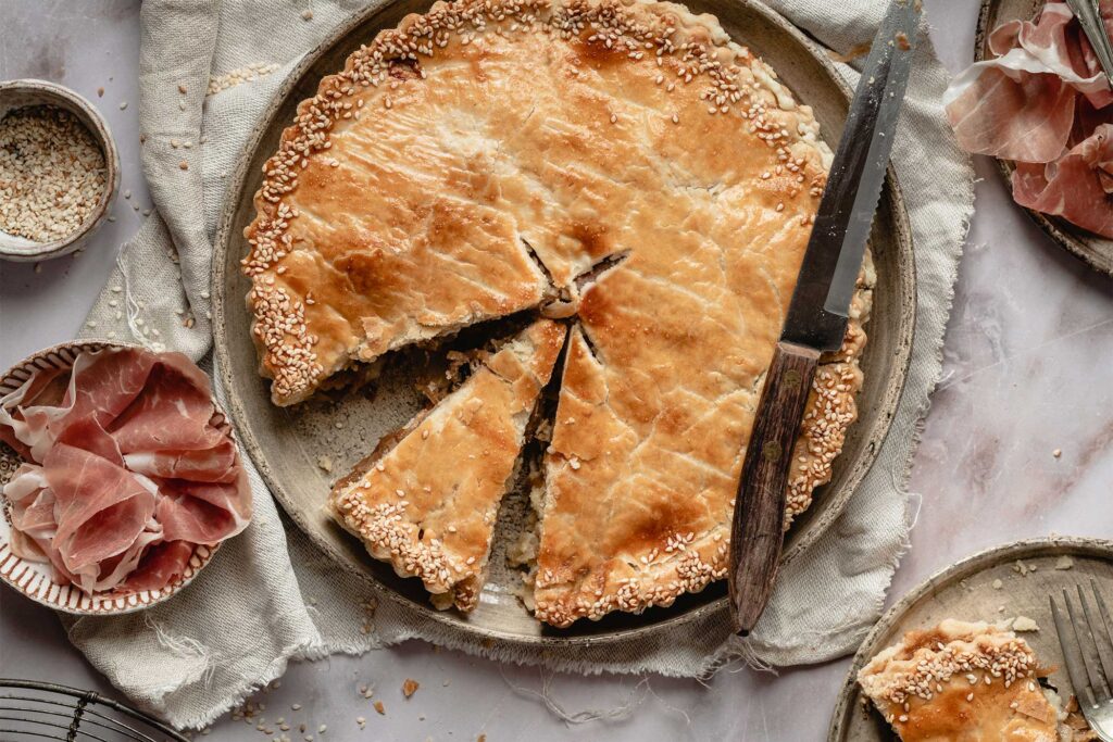 Torta salata con Prosciutto di San Daniele, caprino e cipolle caramellate