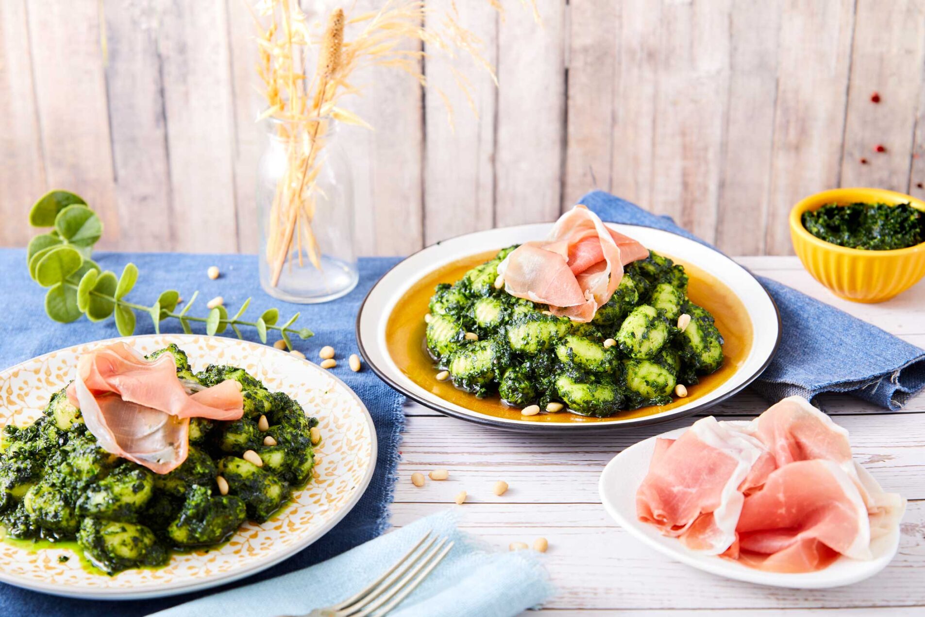 Gnocchi mit Schwarzkohl-Pesto und San Daniele Schinken￼