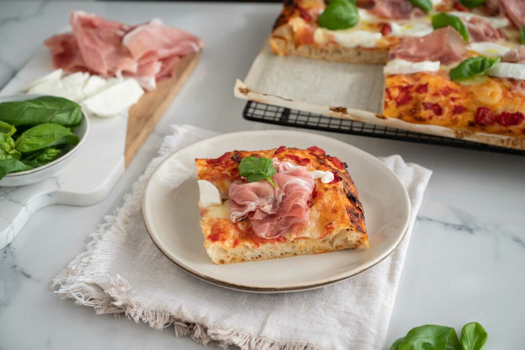 Pizza in teglia con Prosciutto di San Daniele, mozzarella di bufala e basilico