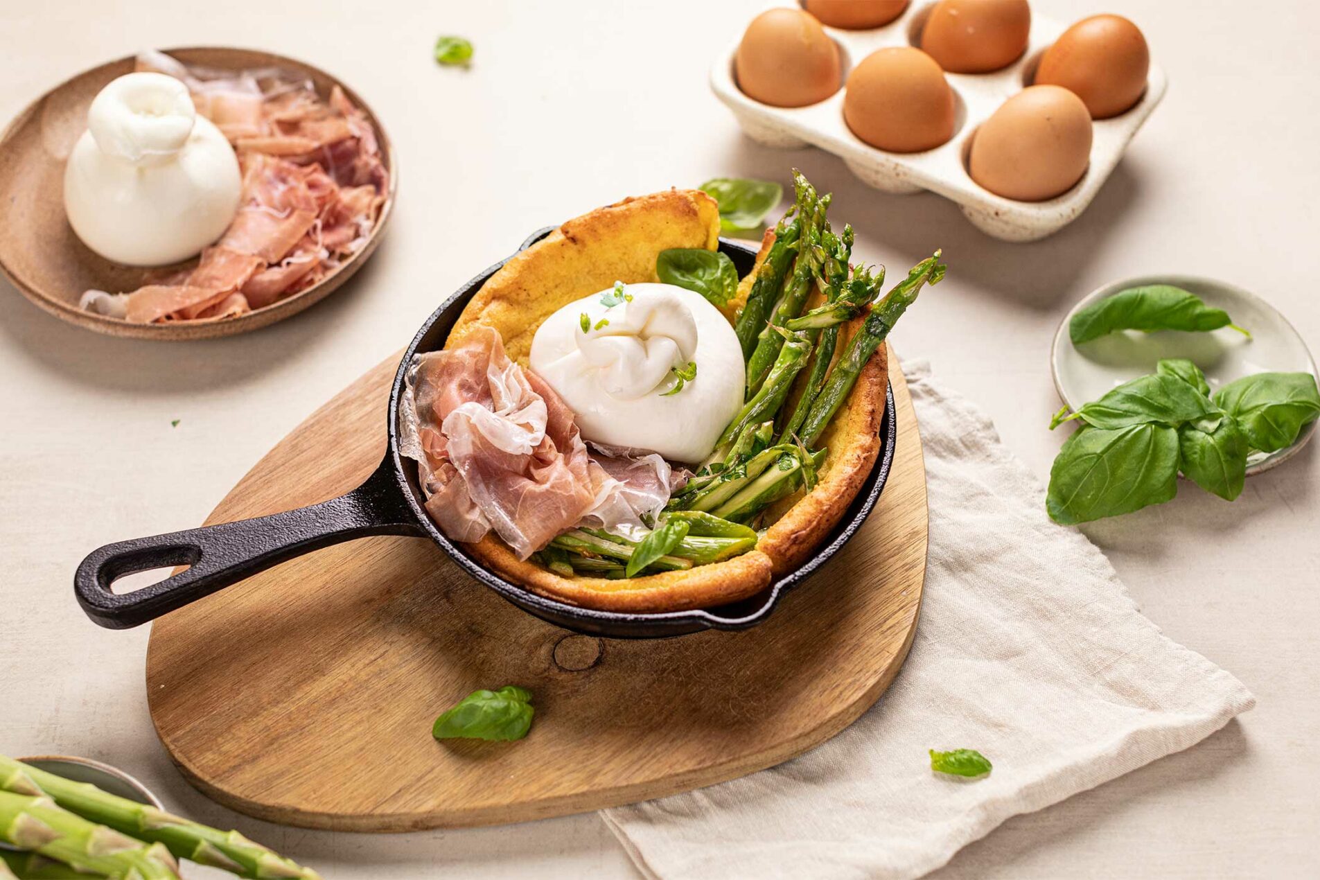 Dutch Baby Ofenpfannkuchen mit San Daniele Schinken, Spargel und Burrata