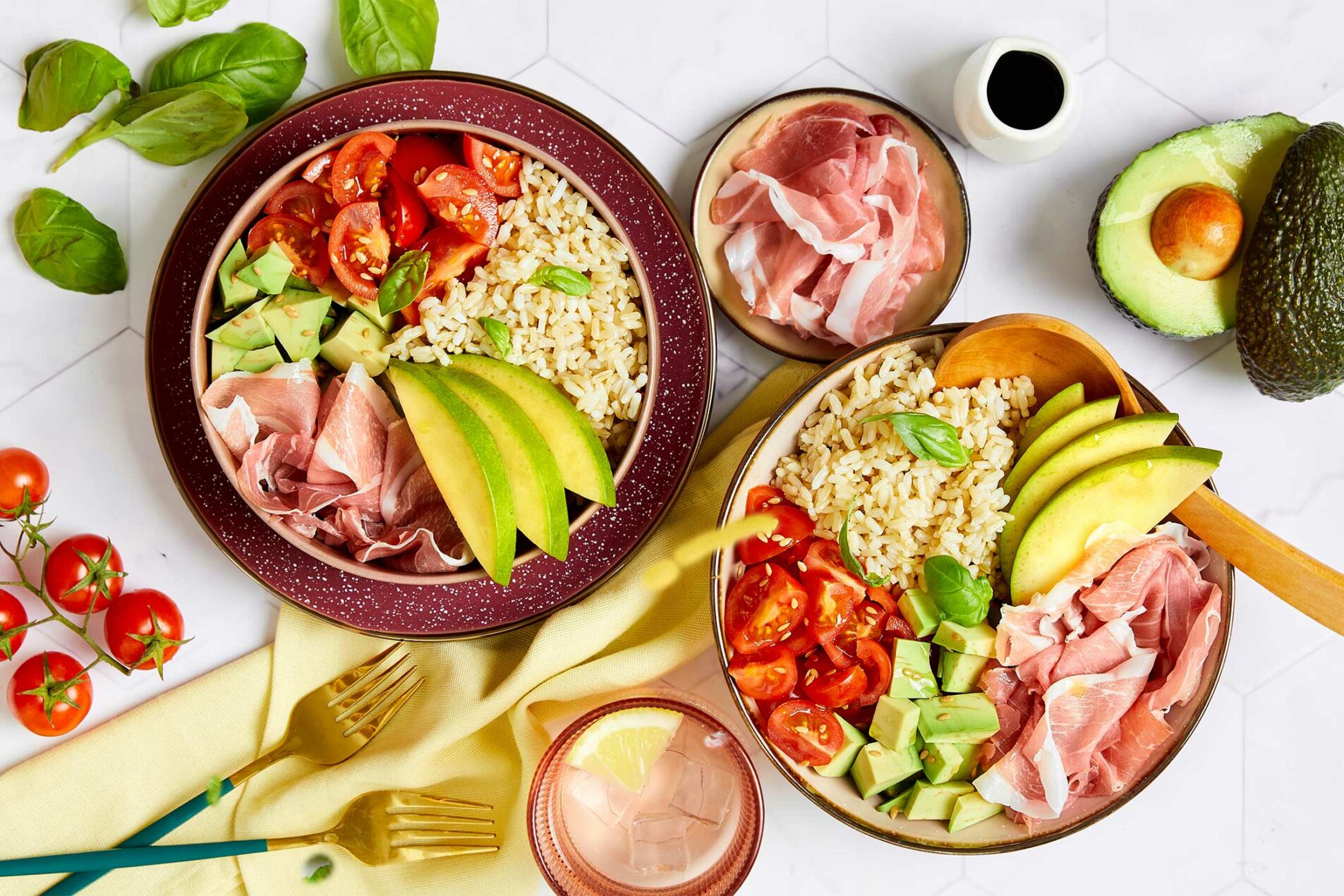 Poke bowl di riso integrale, Prosciutto di San Daniele, pomodorini, avocado e mango