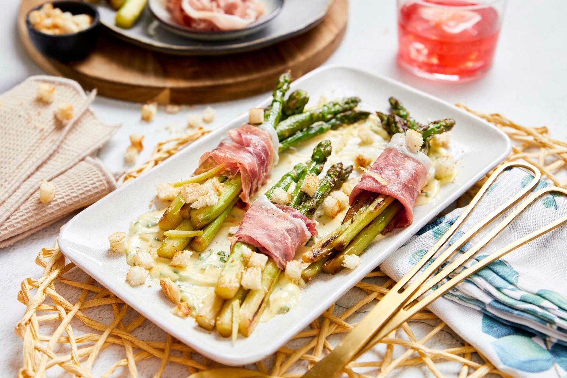 Mazzetti di asparagi con Prosciutto di San Daniele e maionese al limone e rucola