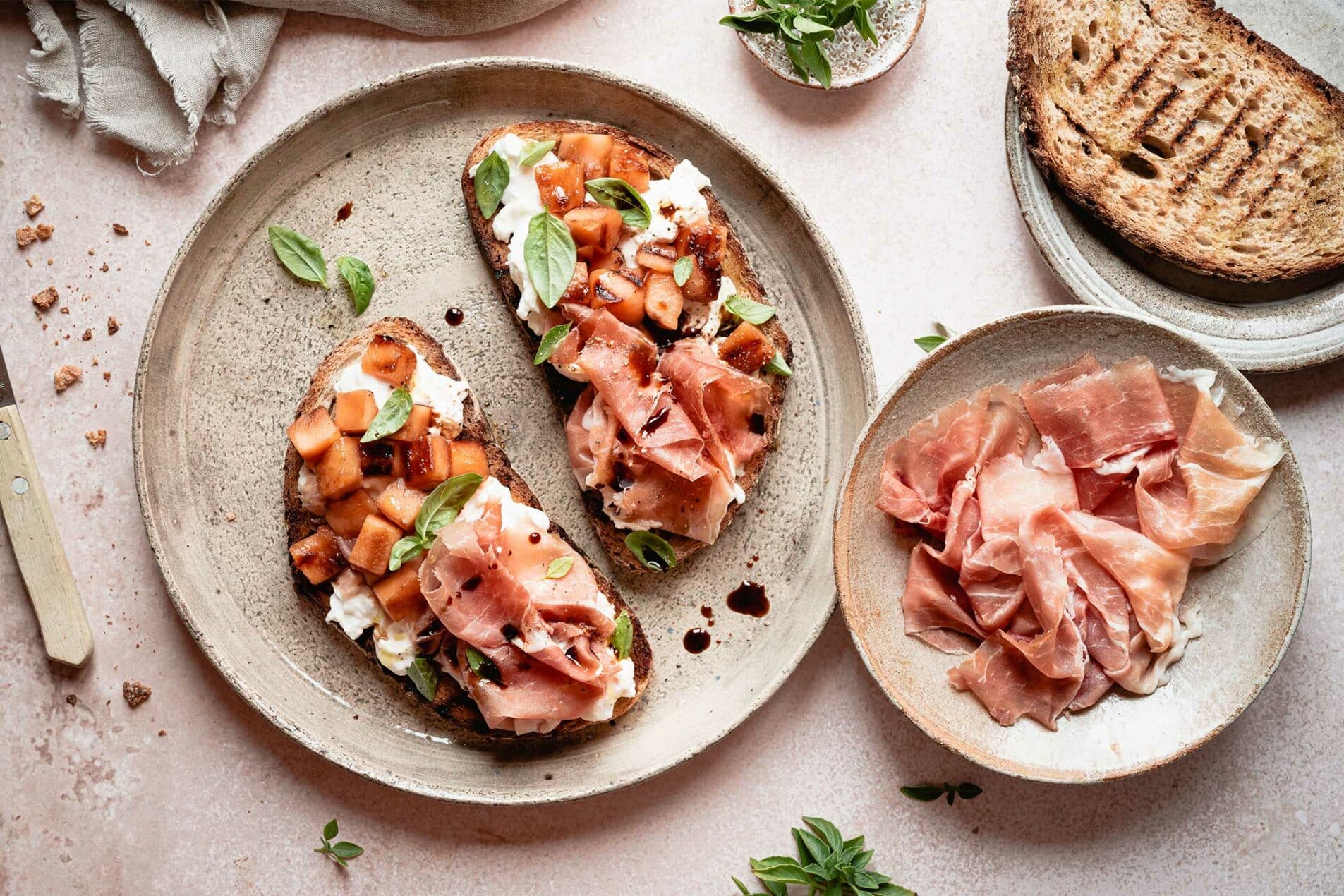 Crostone con Prosciutto di San Daniele, burrata e melone grigliato