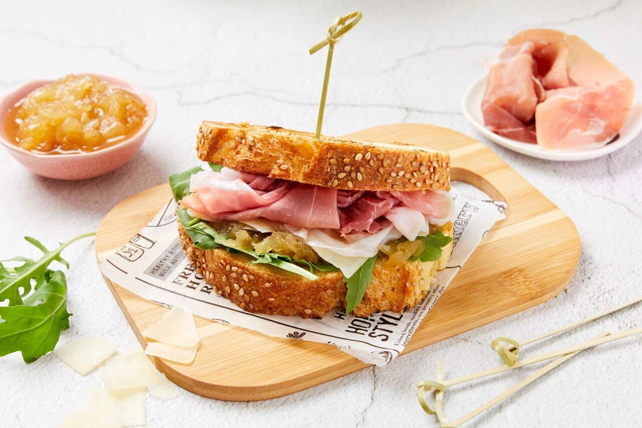 Panino rustico con Prosciutto di San Daniele, marmellata di cipolle e