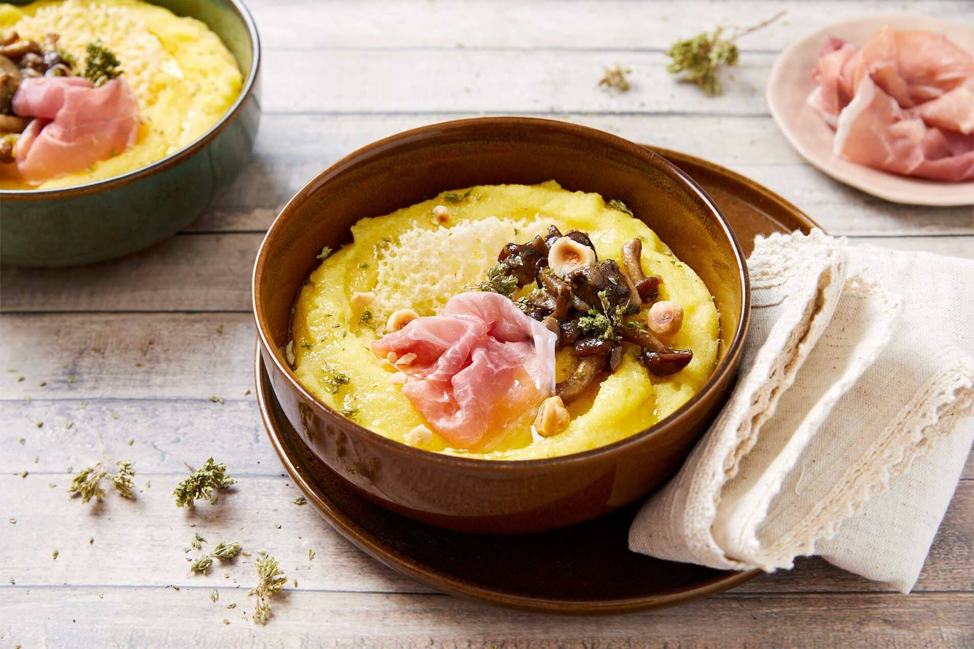 Polenta con Prosciutto di San Daniele, funghi, nocciole e cialda di pecorino