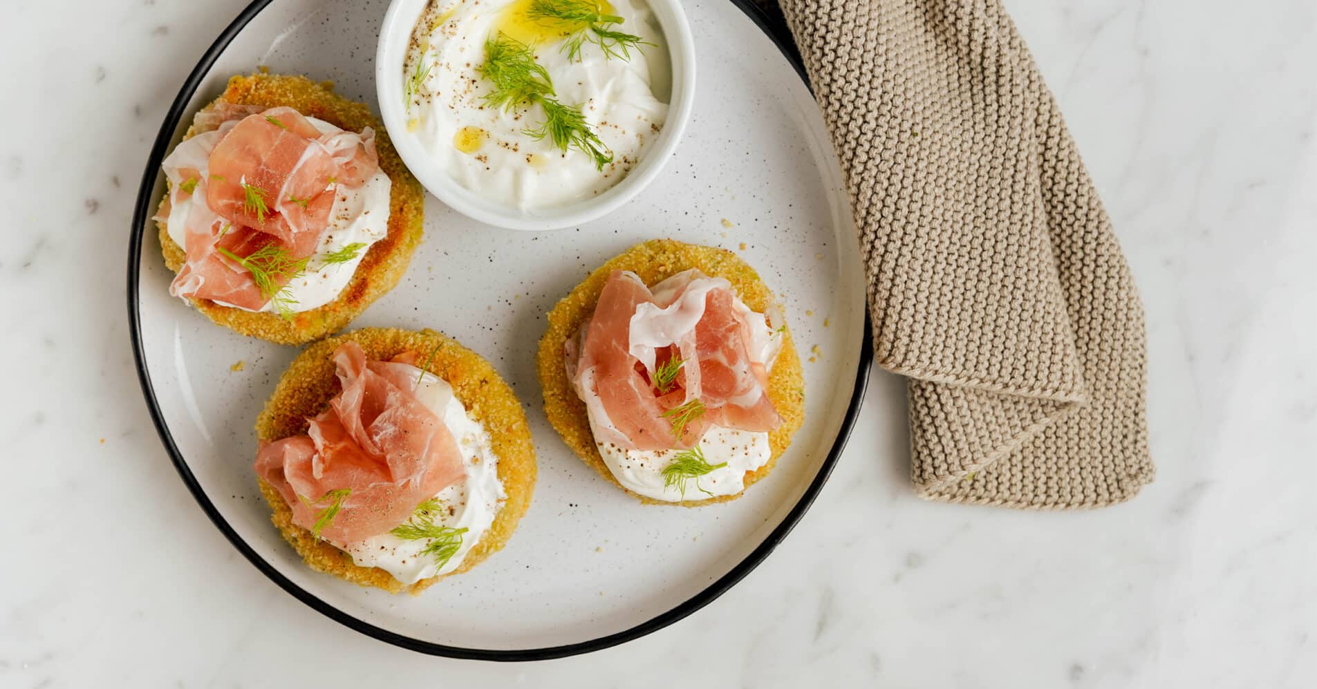 Frikadellen aus römischen Brokkoli und Kichererbsen mit San Daniele Schinken und griechischer Joghurtsoße