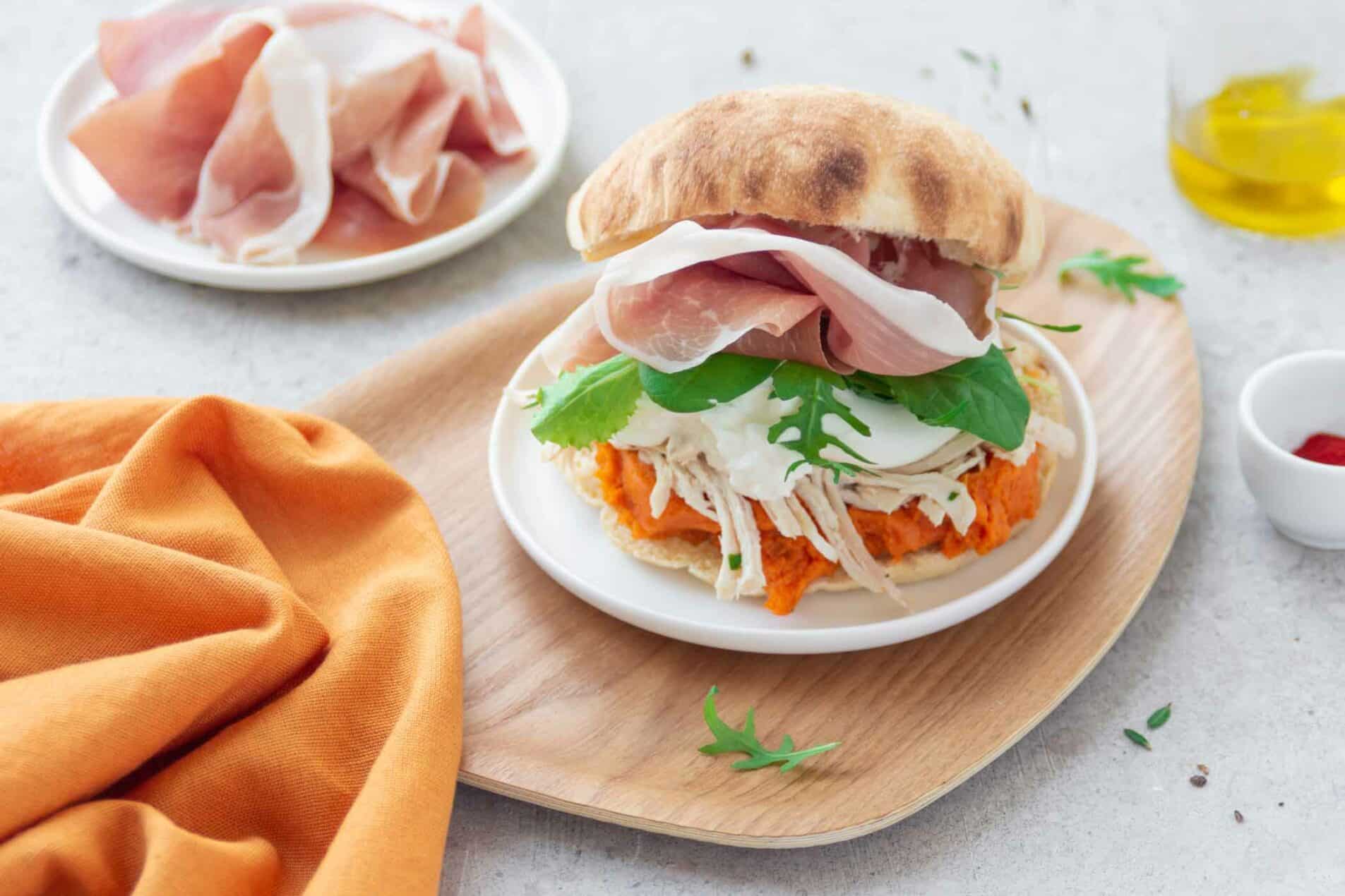 Panino al pollo con crema di patate dolci, mozzarella e Prosciutto di San Daniele