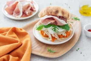 Panino al pollo con crema di patate dolci, mozzarella di bufala e Prosciutto di San Daniele