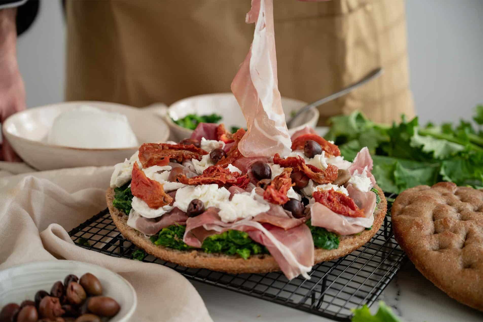 Focaccia integrale con Prosciutto di San Daniele e cime di rapa