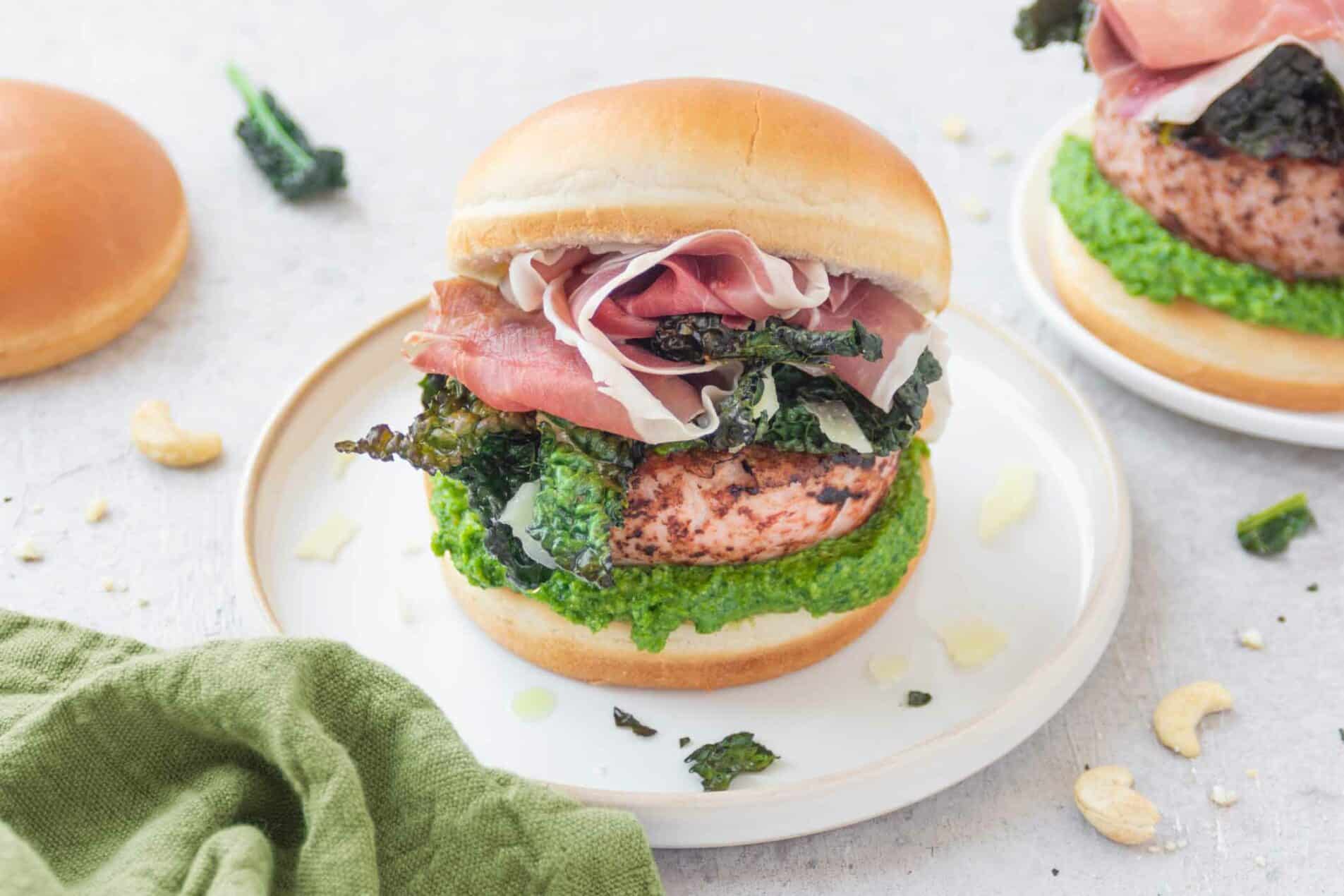 Burger di tacchino con cavolo nero, crema di spinacino, Prosciutto di San Daniele e mozzarella di bufala