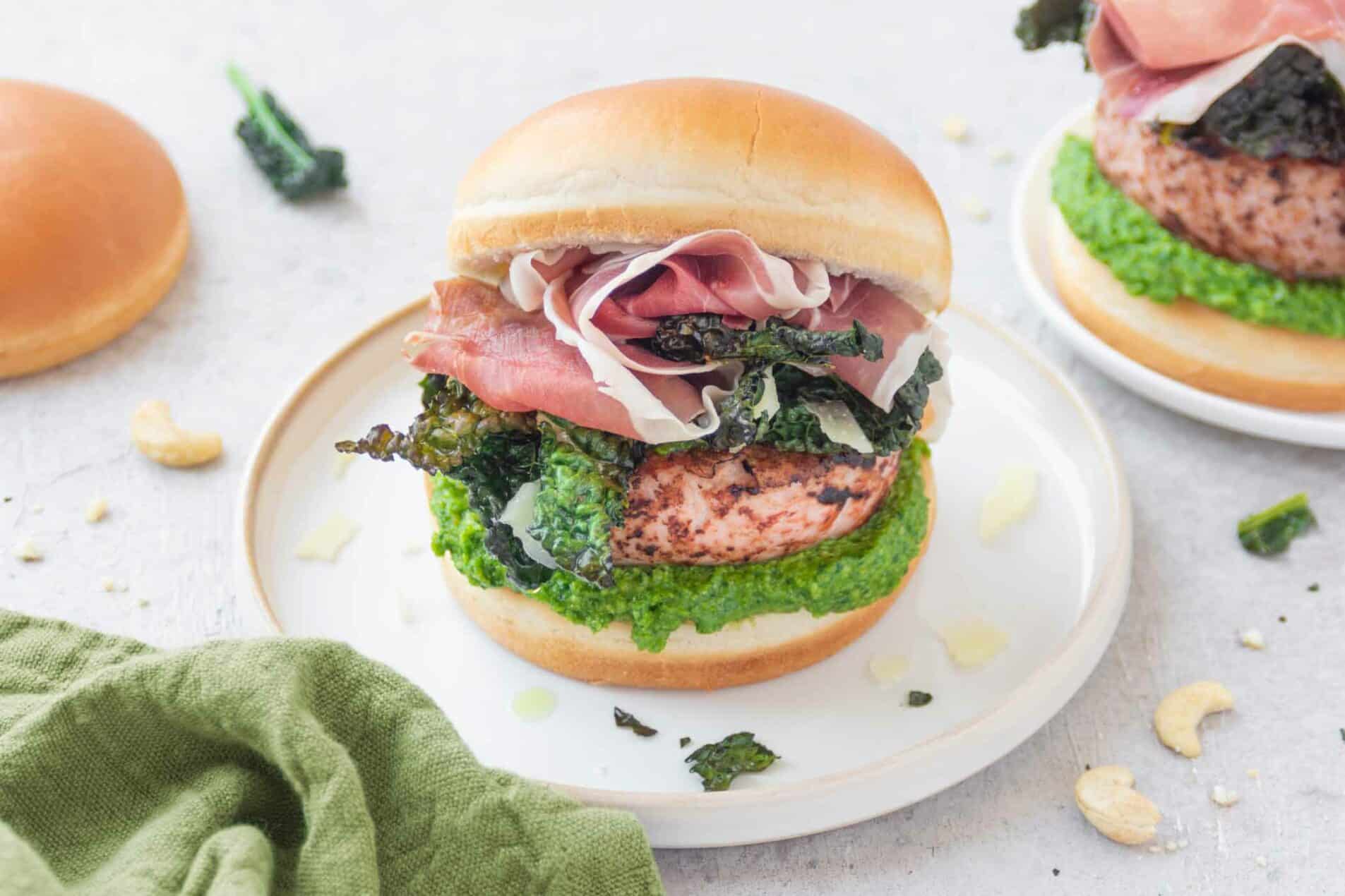 Burger di tacchino con Prosciutto di San Daniele, cavolo nero croccante, pesto di spinacini e pecorino