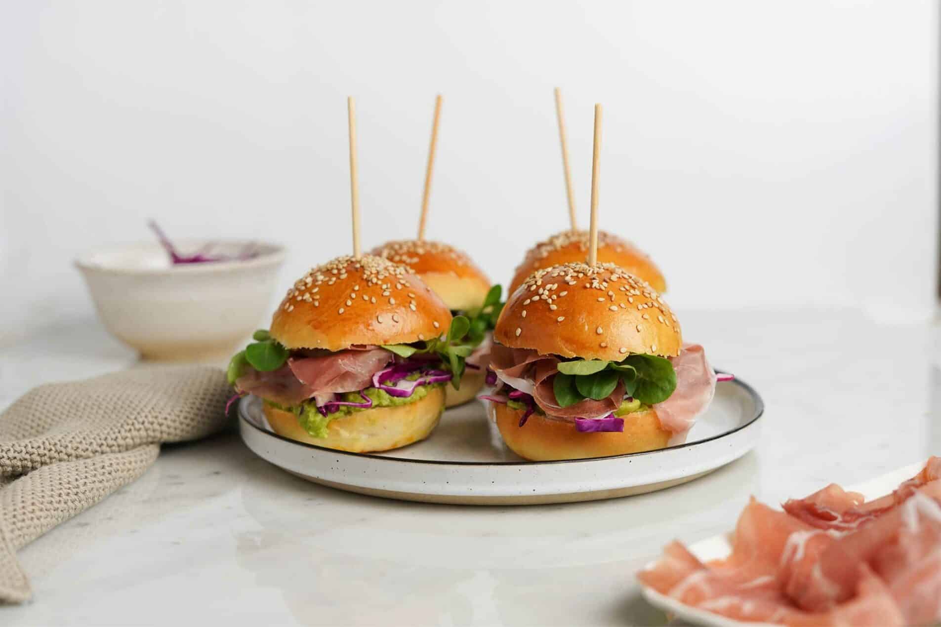 Mini burger con Prosciutto di San Daniele, valeriana e cavolo viola