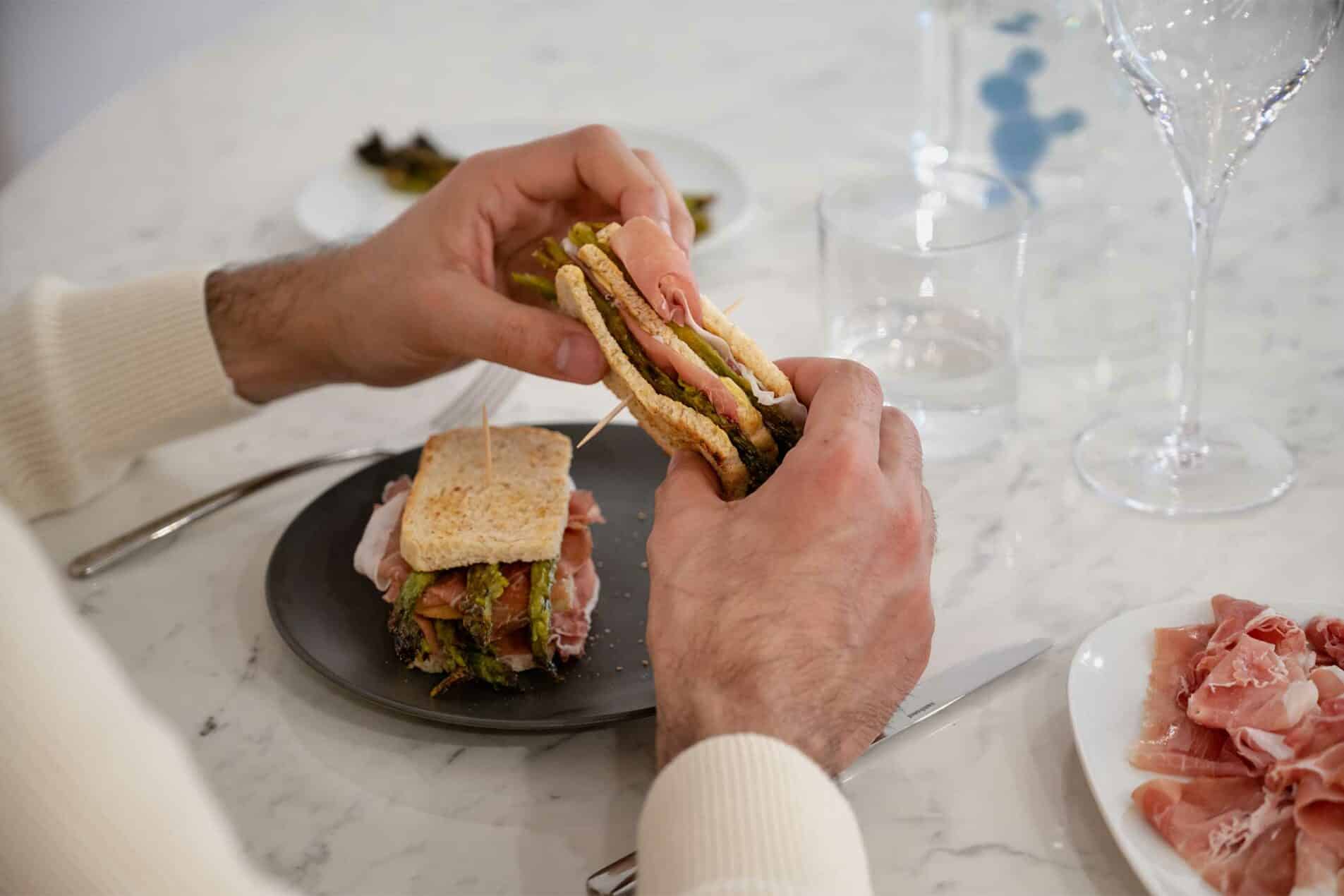 Sandwich con asparagi gratinati, maionese alla senape e Prosciutto di San Daniele