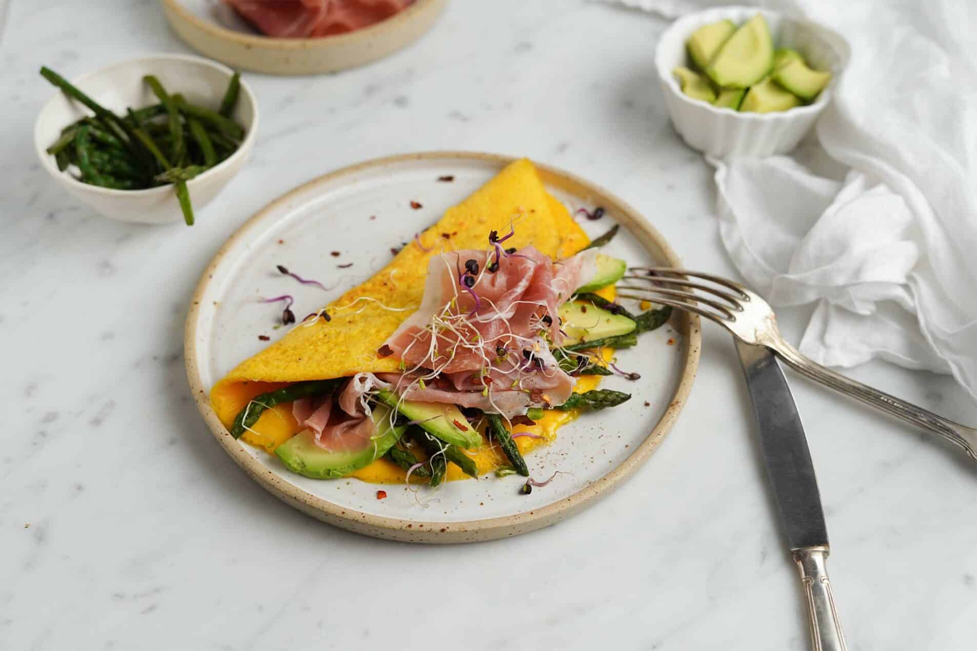 Omelette mit Prosciutto di San Daniele, Spargel und Avocado