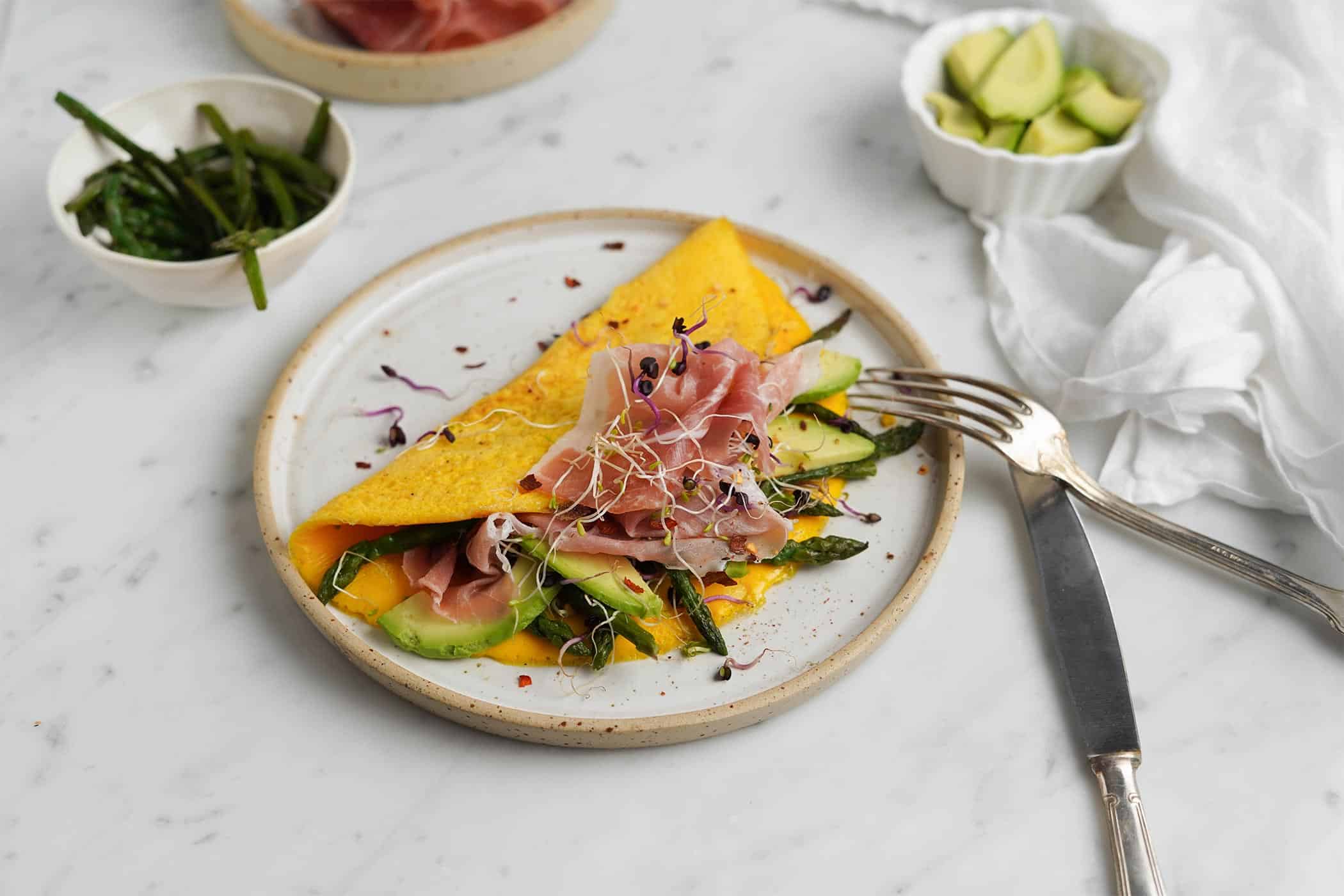 Omelette con Prosciutto di San Daniele, asparagi e avocado