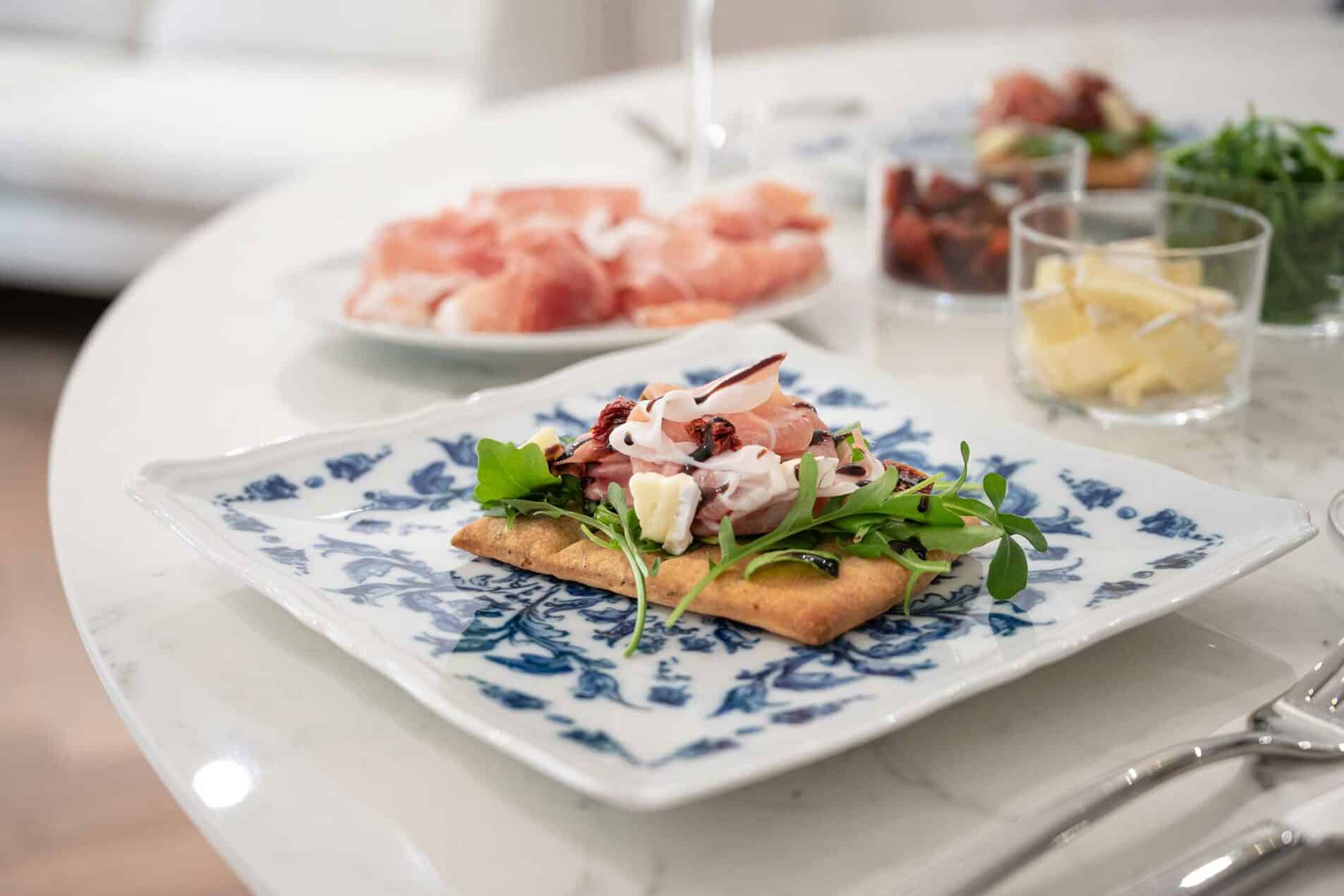 Schiacciatine con Prosciutto di San Daniele, brie, rucola e pomodorini secchi