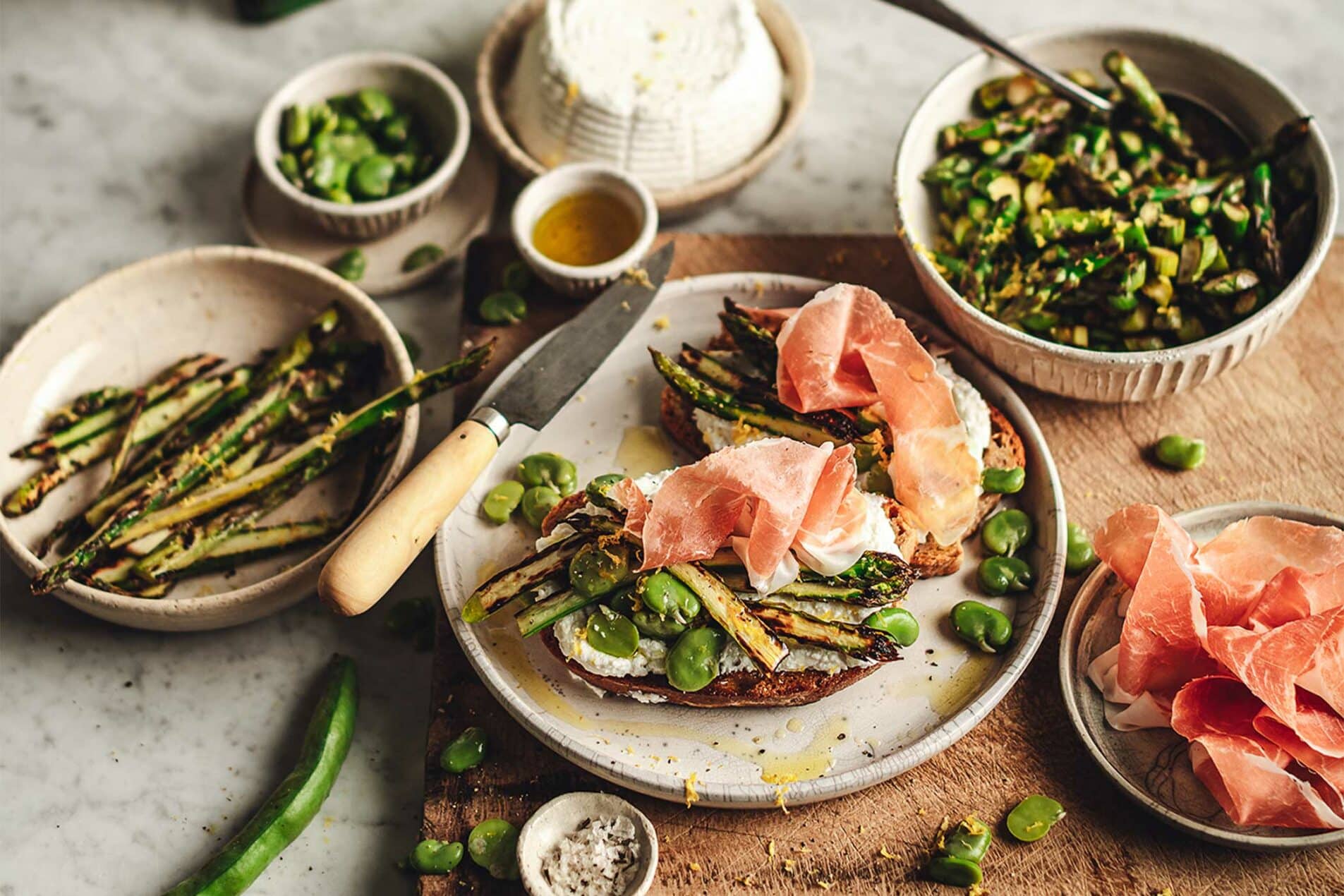 Crostoni di pane con Prosciutto di San Daniele, ricotta, fave e asparagi