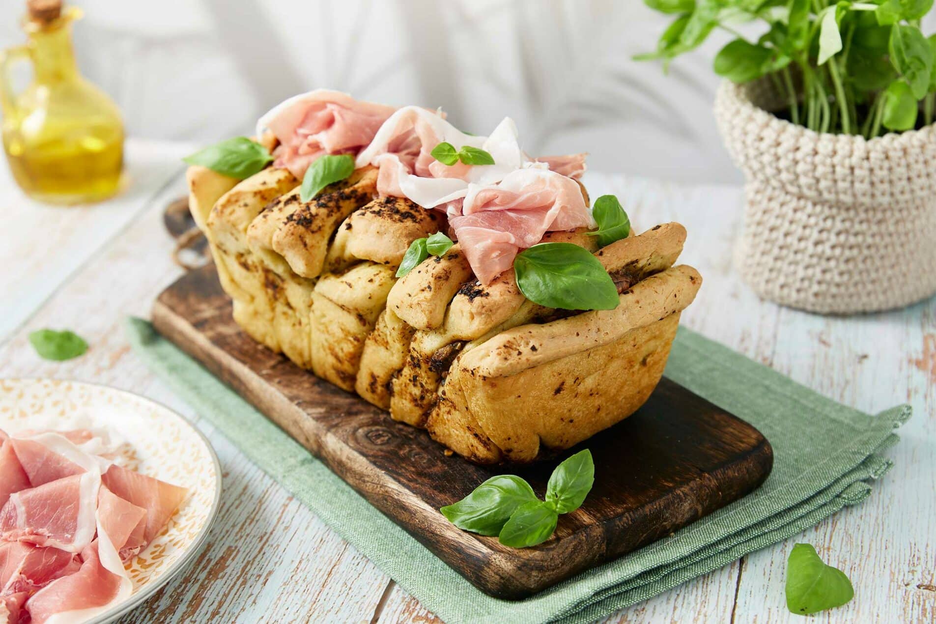 Fladenbrot mit Pesto, Scamorza-Käse und San Daniele Schinken