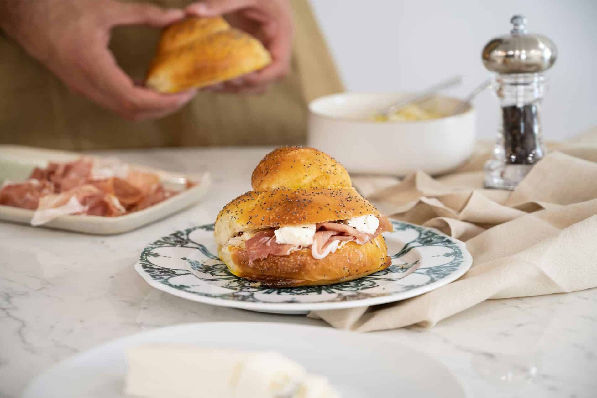 Brioche col tuppo salata con Prosciutto di San Daniele, cavolo cappuccio, mela e formaggio caprino