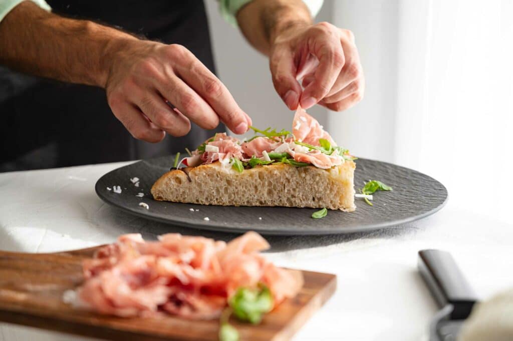 Focaccia alle pesche con Prosciutto di San Daniele e cipolla di Tropea