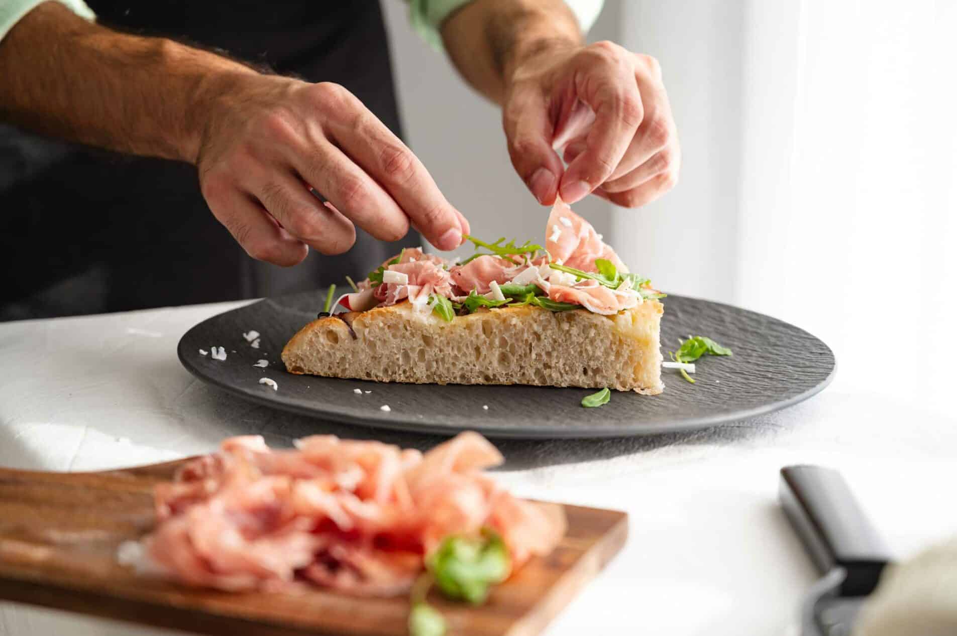 Focaccia alle pesche con Prosciutto di San Daniele e cipolla di tropea