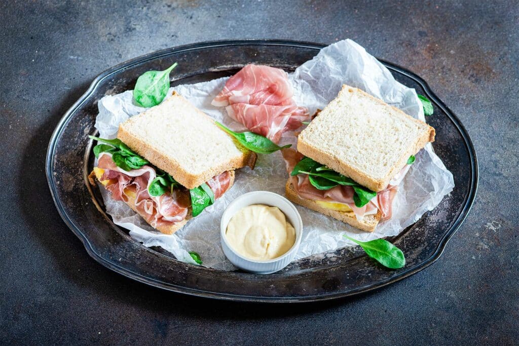 sandwich estivo con pane fatto in casa, Prosciutto di San Daniele, ananas e spinacino