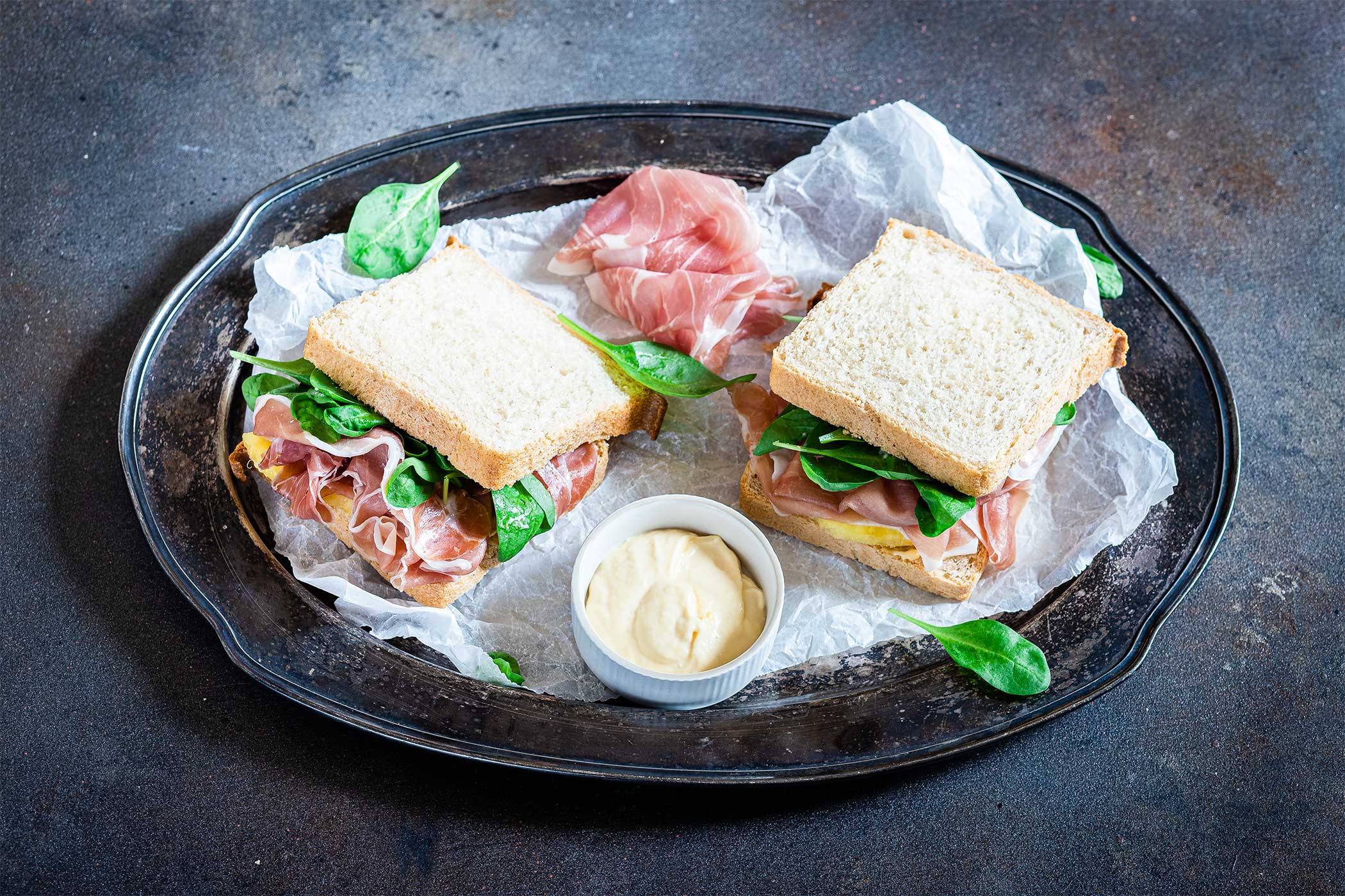 sandwich estivo con pane fatto in casa, Prosciutto di San Daniele, ananas e spinacino