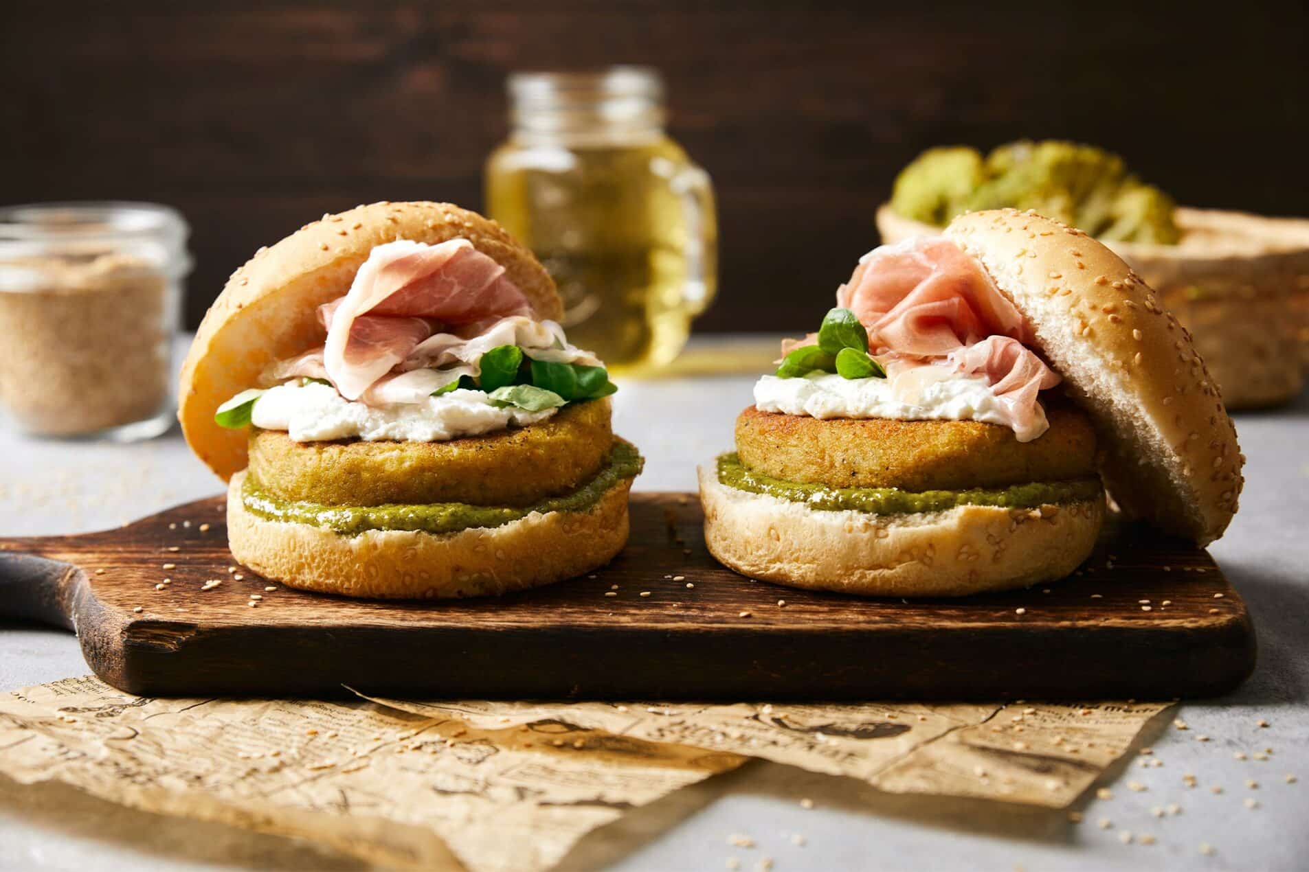 Burger antispreco di ceci e scarti di broccolo con pesto di foglie di carote, caprino e Prosciutto di San Daniele