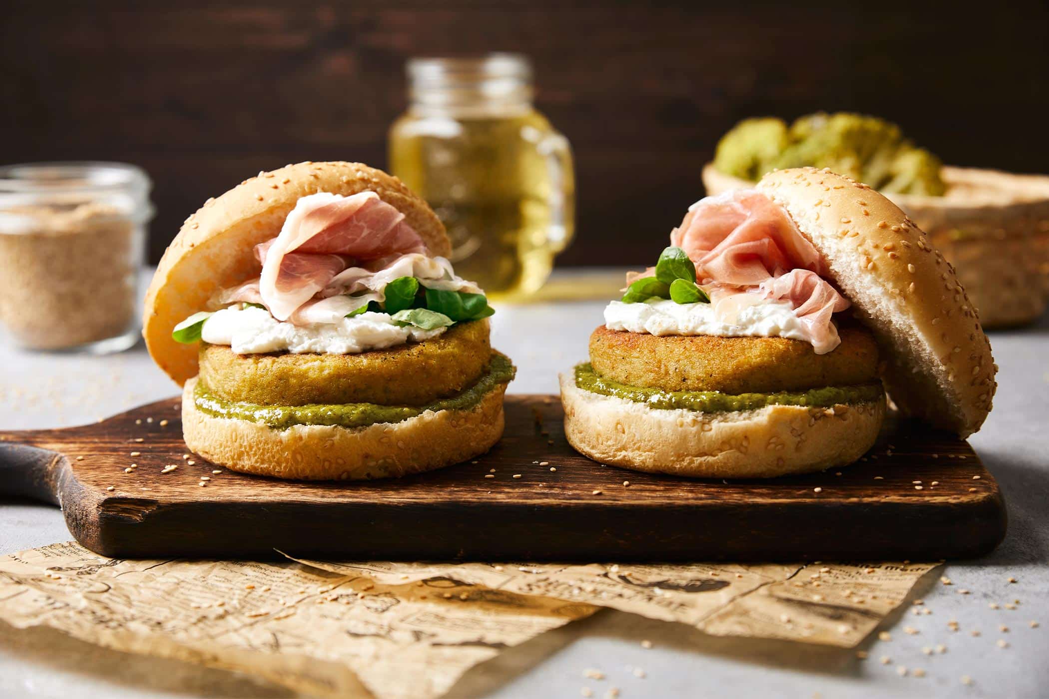 Burger di ceci e scarti di broccolo con pesto di foglie di carote, caprino e Prosciutto di San Daniele
