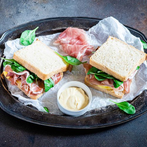 sandwich estivo con pane fatto in casa, Prosciutto di San Daniele, ananas e spinacino