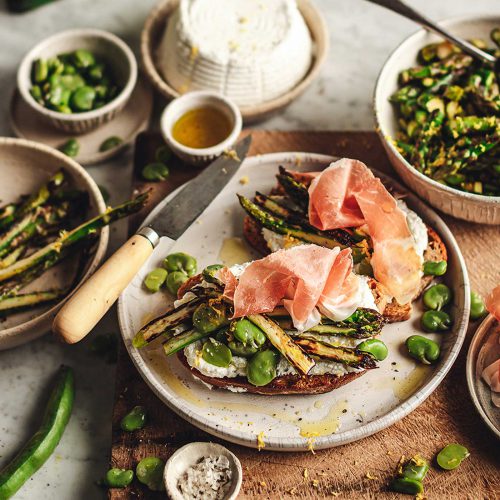 Crostoni di pane con Prosciutto di San Daniele, ricotta, fave e asparagi
